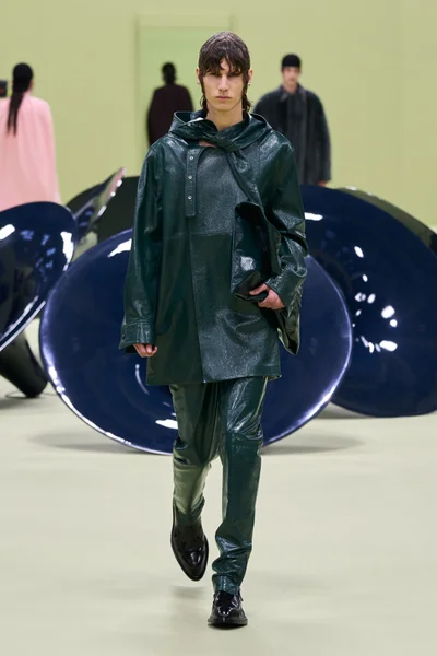 Look 16